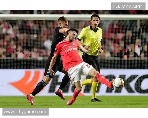 友谊赛精彩对决本菲卡与巴黎圣日耳曼战成平局引发全场热烈反响