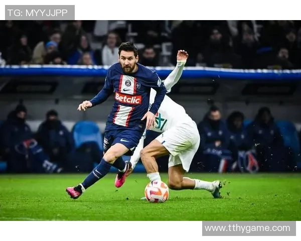 国王杯激战：巴黎圣日耳曼大胜那不勒斯红牌争议引发全场热议